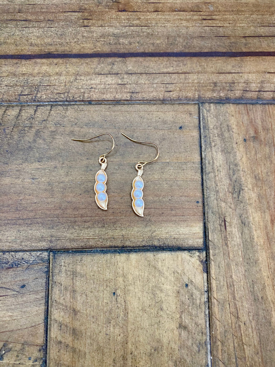 Gold Leaf with Pearl Design Earrings 3